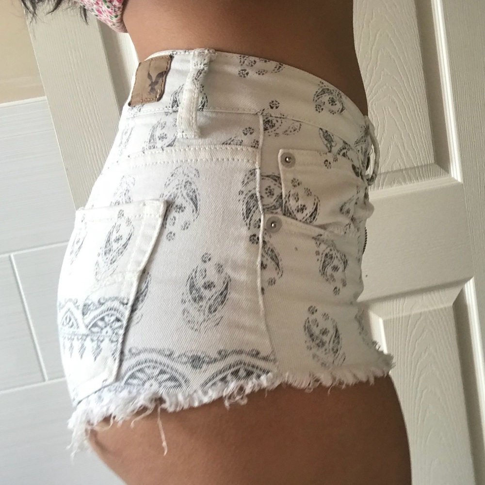 American eagle black and white shorts size is 00 - Picture 3 of 7